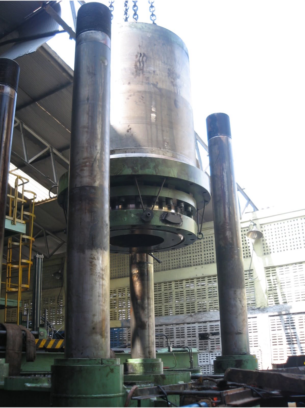 Hydraulic cylinder overhaul and machine maintenance